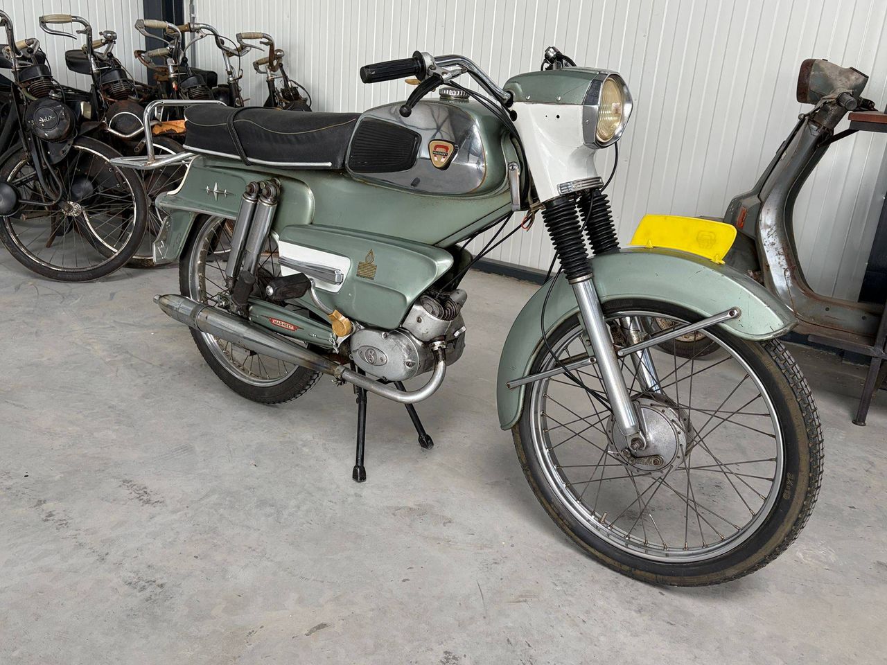 Ciclomotor antiguo Magnet de gasolina 1977 (Margen)