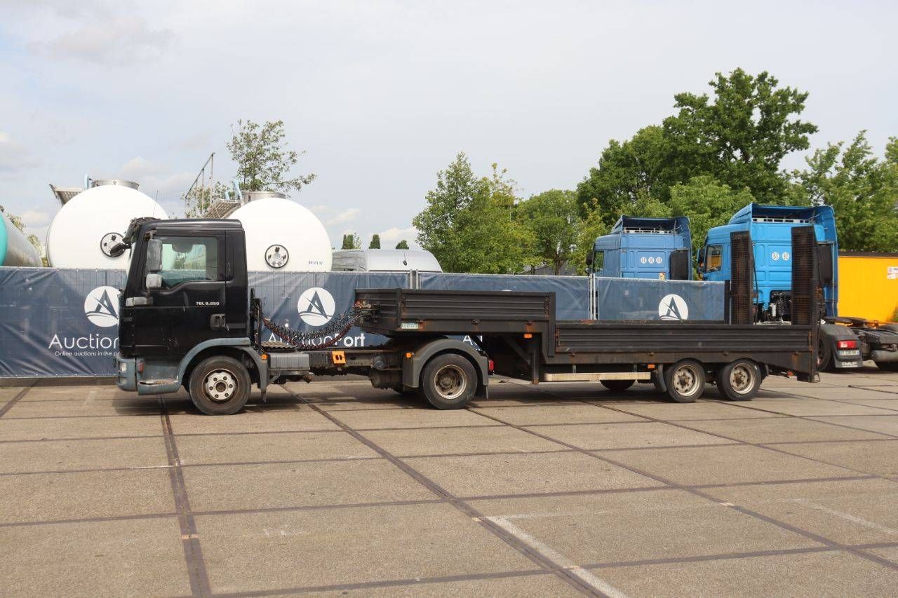 Flatbed (truck) MAN TGL 8.250 4X2 Diesel 250hp 2011 with Semi-Low Loader