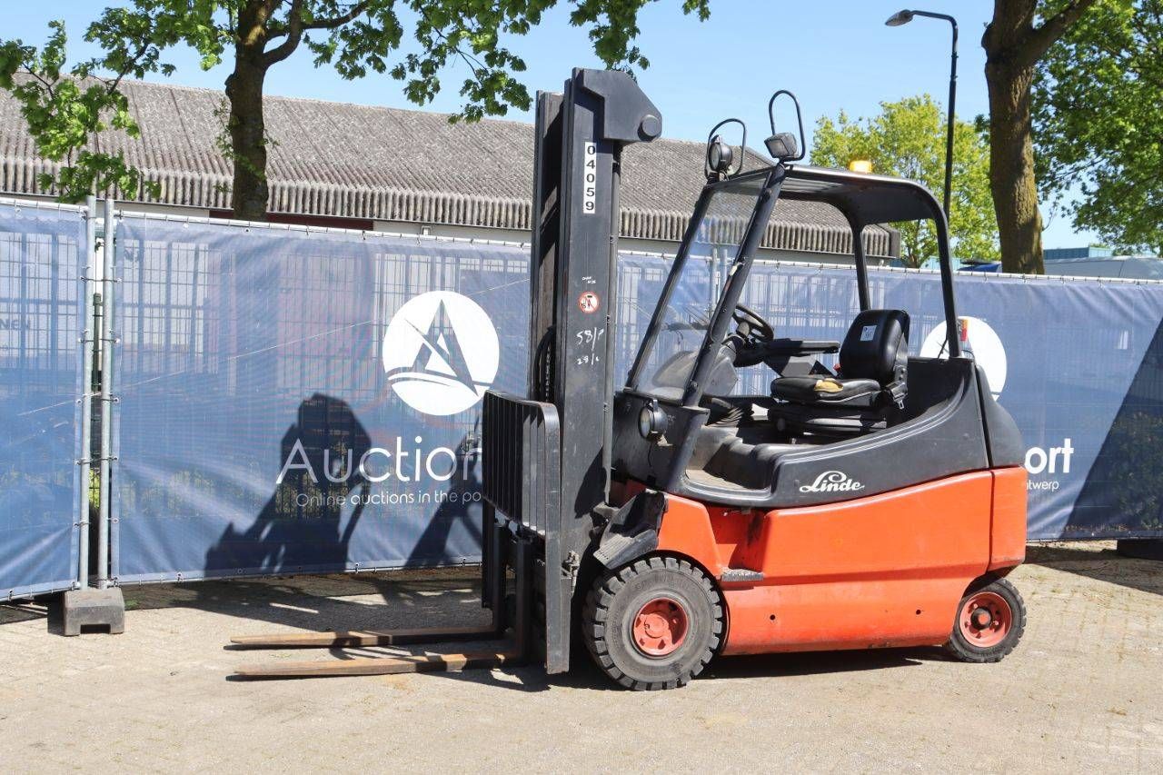 Carrello elevatore elettrico Linde E25/600-02, portata 2500 kg, altezza di sollevamento 7 m, anno di produzione 2003.