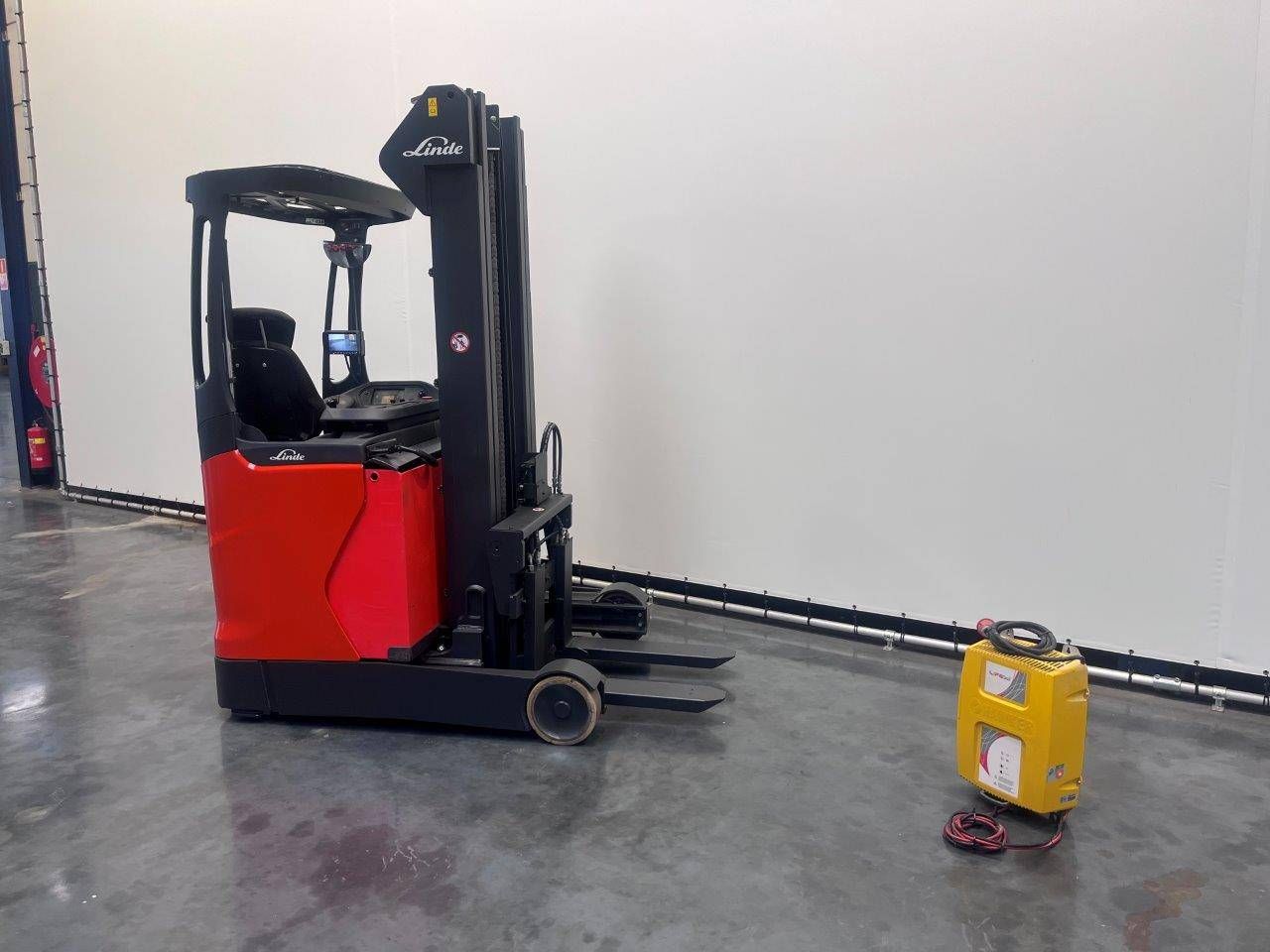 Chariot à mât rétractable Linde R14-01 Électrique 1400kg