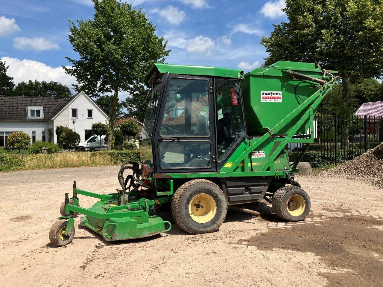 Riding mower John Deere 1505 with collection box