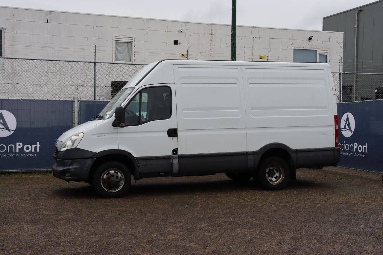 Fourgon Iveco 50C15 Diesel 146 ch 2013