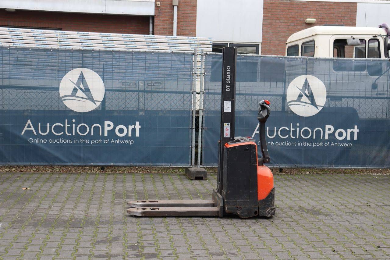 Carrello elevatore elettrico Toyota SWE080L da 800 kg, altezza 1,58 m, anno 2018.
