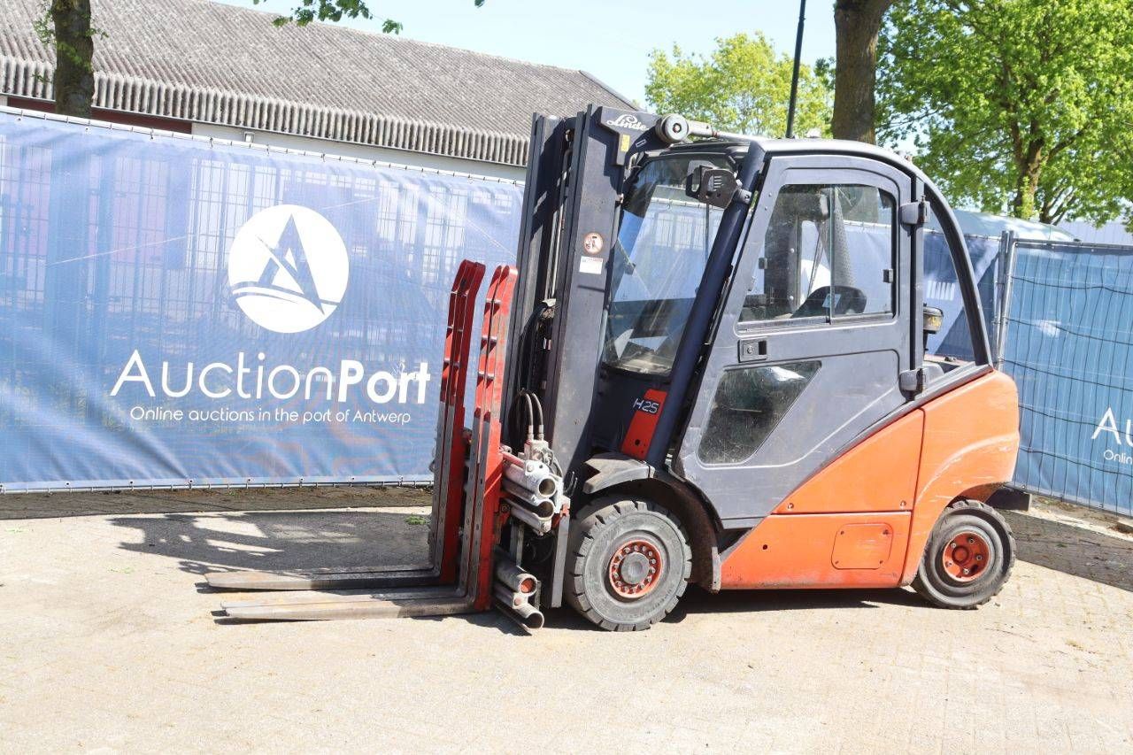 Carrello elevatore diesel Linde H25D, portata 2500 kg, altezza di sollevamento 7 m, anno di produzione 2004.
