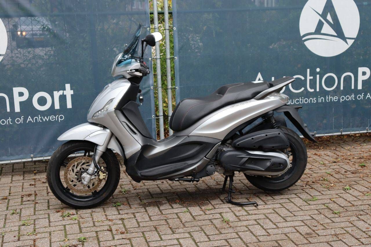 Scooter Piaggio Beverly 350 Petrol 2019 (Margin)