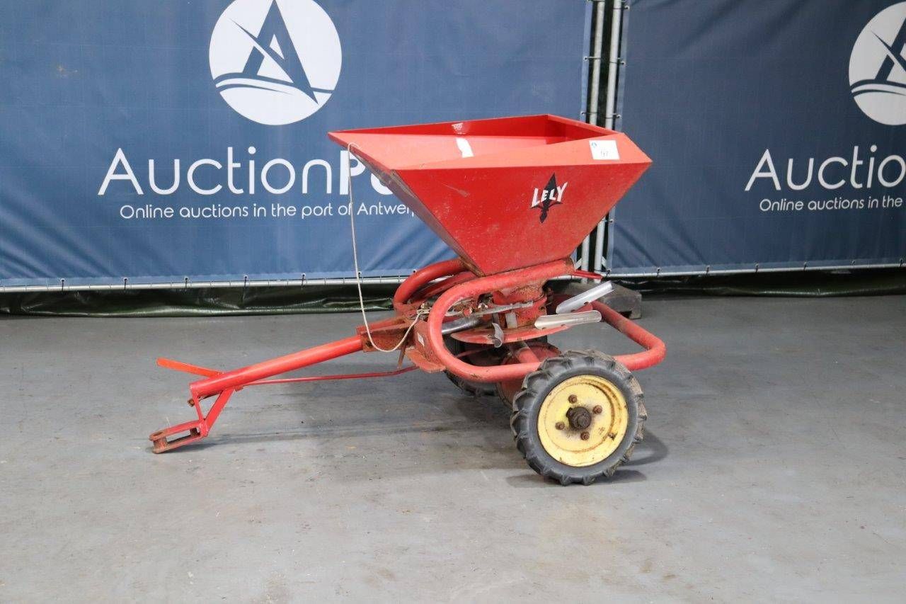 Towable salt spreader Lely