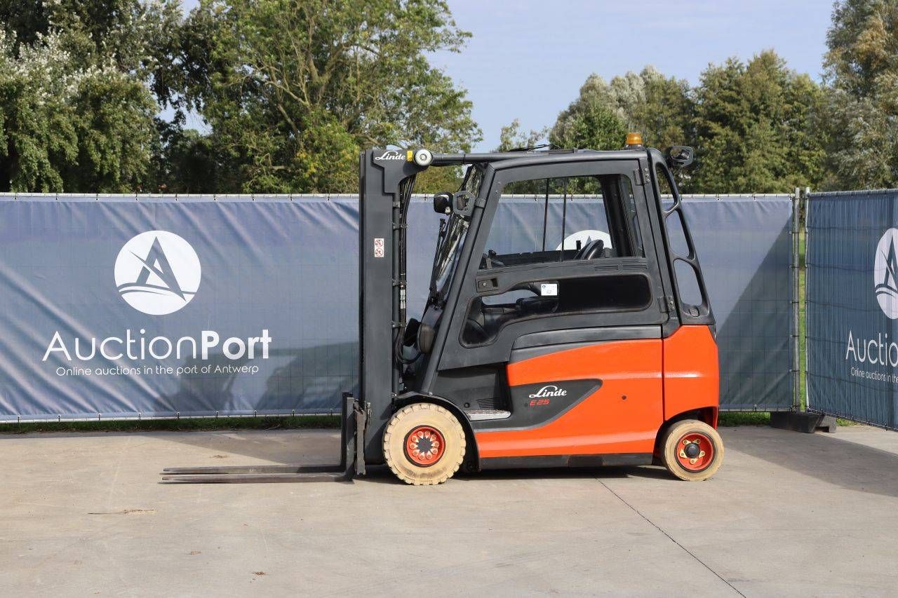 Carrello elevatore elettrico Linde E25HL-01/600, portata 2500 kg, altezza di sollevamento 4,5 m, anno 2012.