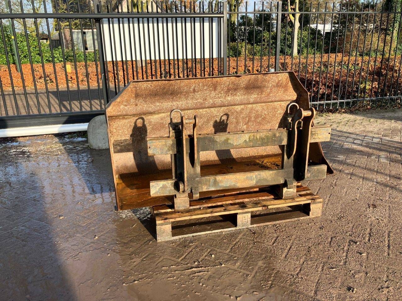 Bucket and Pallet Fork for Shovel Schaeff