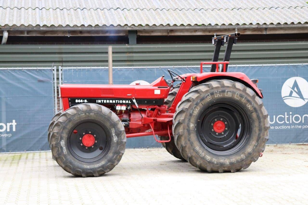 Tractor International 844-S Diesel (Margin)