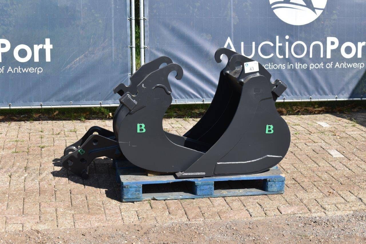 Set of excavator buckets