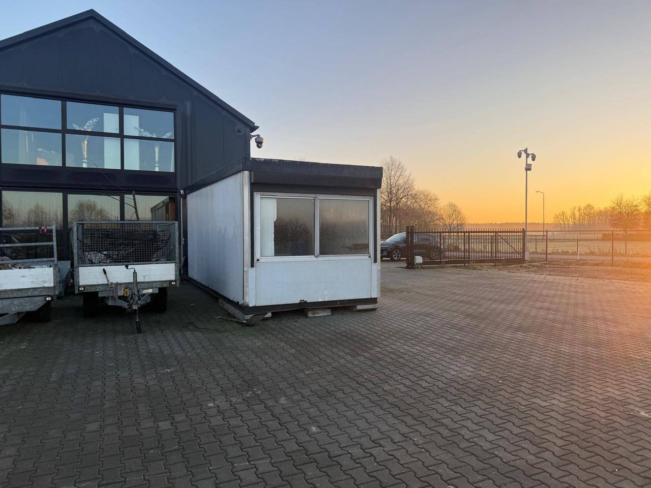 Office unit with furnishings 735x285x275cm