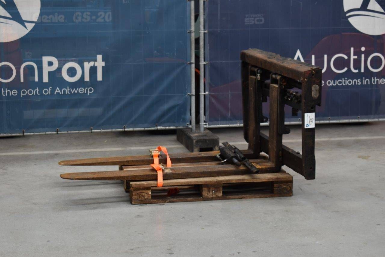Automatic fork positioner