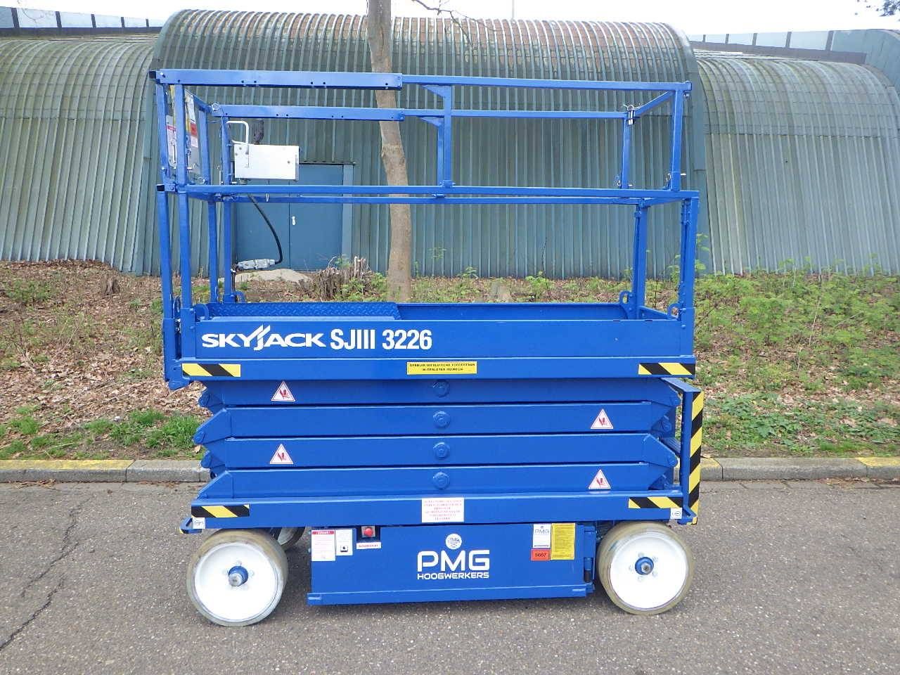 Scissor lift SkyJack SJ3226 Electric 9.92m 2012