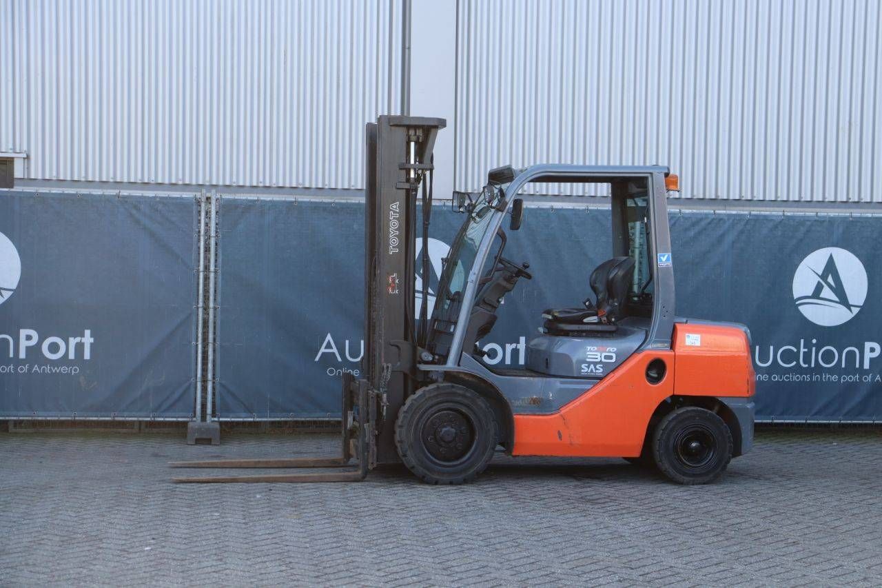 Forklift Toyota 02-8FDF30 Diesel 3000kg 5.0m 2011