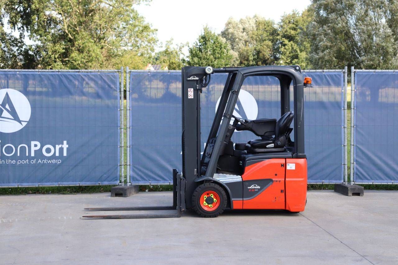 Carrello elevatore elettrico Linde E12-02, portata 1200 kg, altezza di sollevamento 4,0 m, anno 2020.