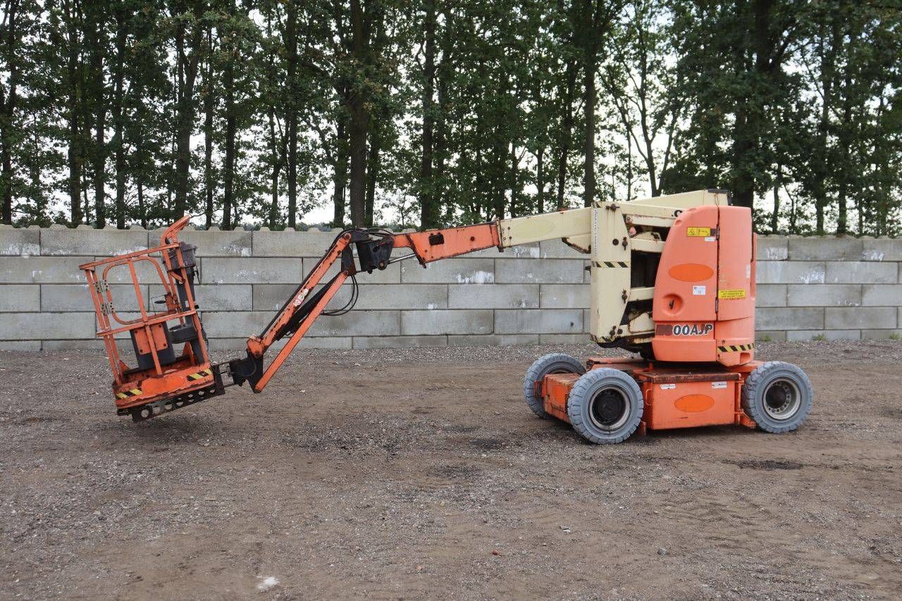 Piattaforma aerea articolata elettrica JLG E300AJP, portata 230 kg, altezza 10 m.