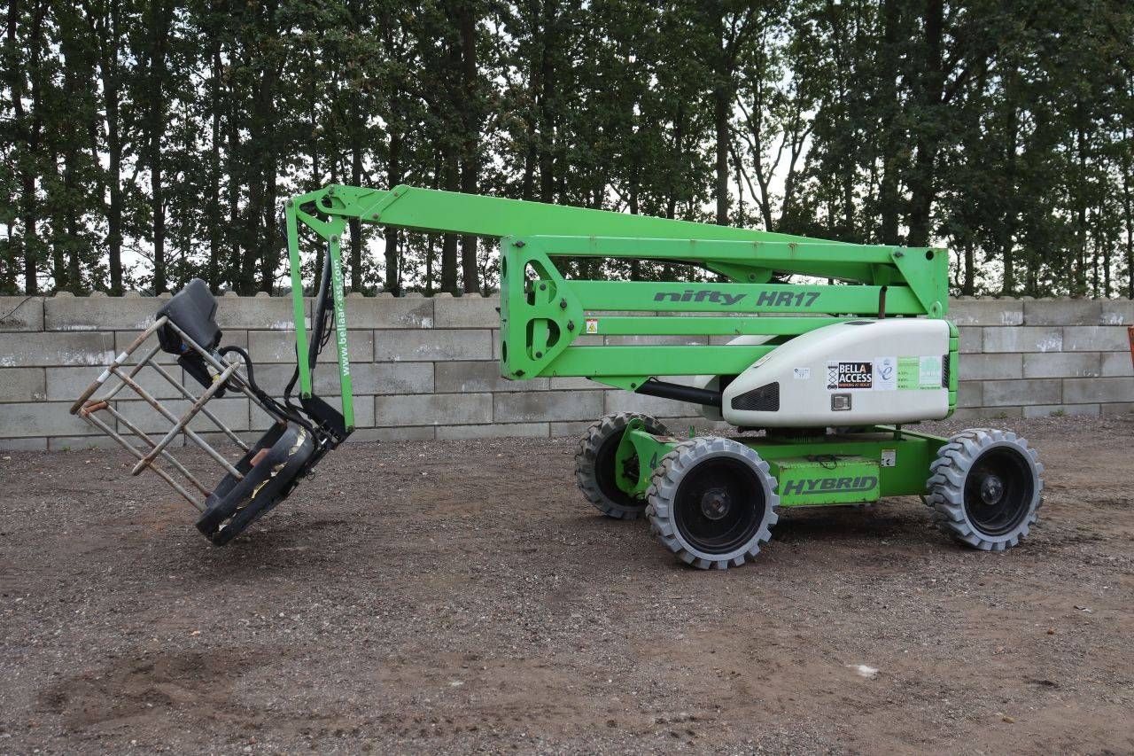 Piattaforma aerea articolata ibrida Niftylift HR17, portata 225 kg, altezza 17 m, anno 2014.