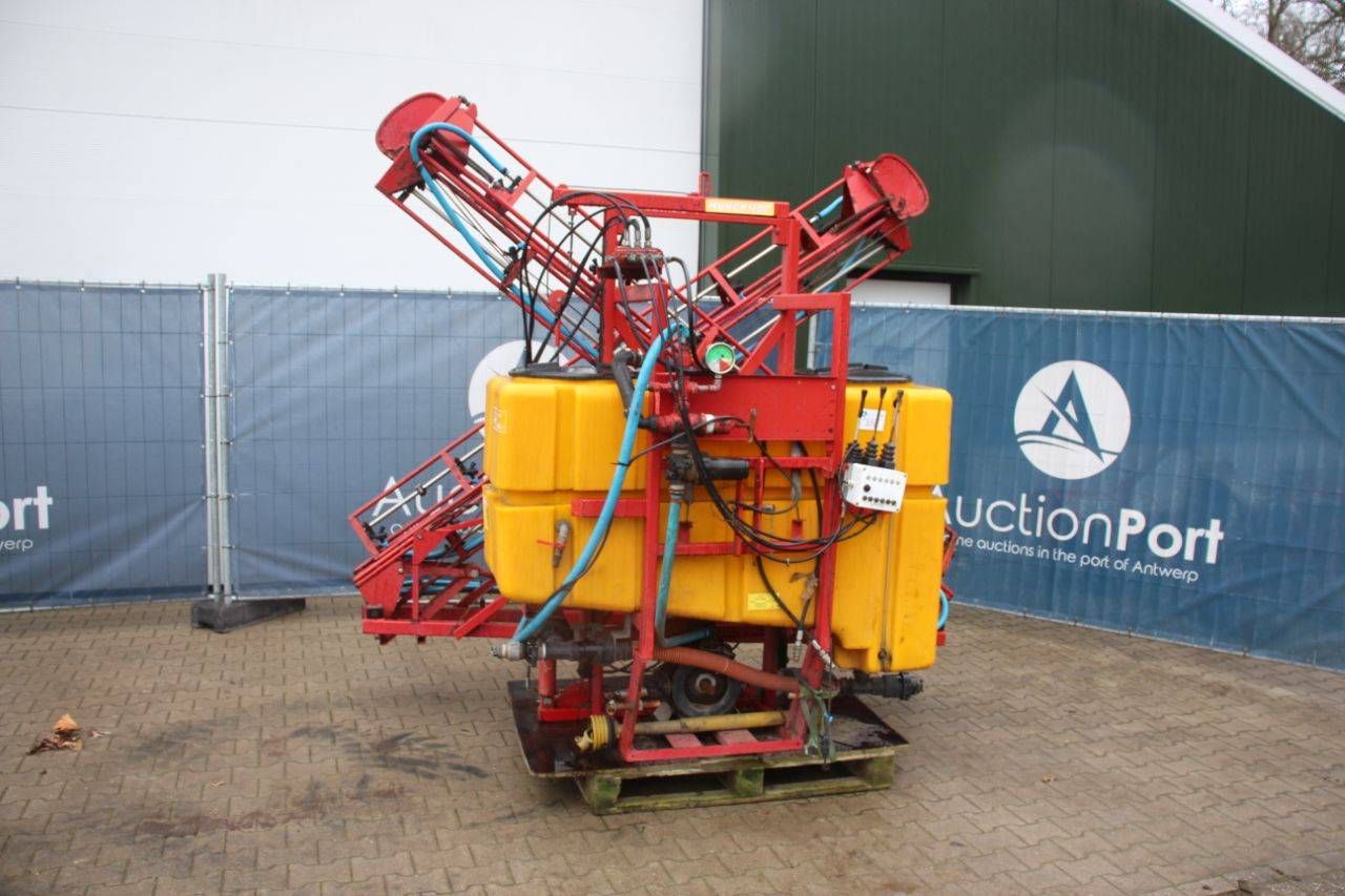 Munckhof 800L field sprayer with 12m booms