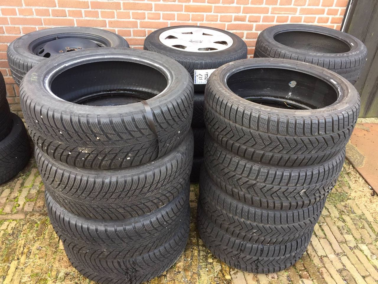 Various sets of Audi tires with rim (Margin)