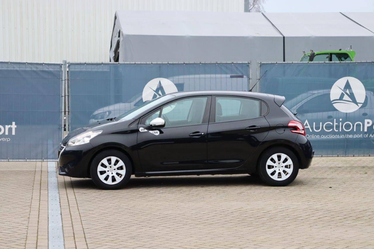 Passenger car Peugeot 208 Petrol 2015