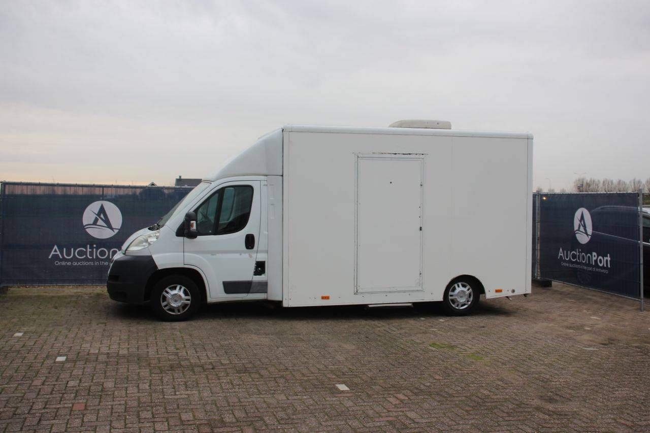 Box truck Peugeot BOXER Diesel 2013