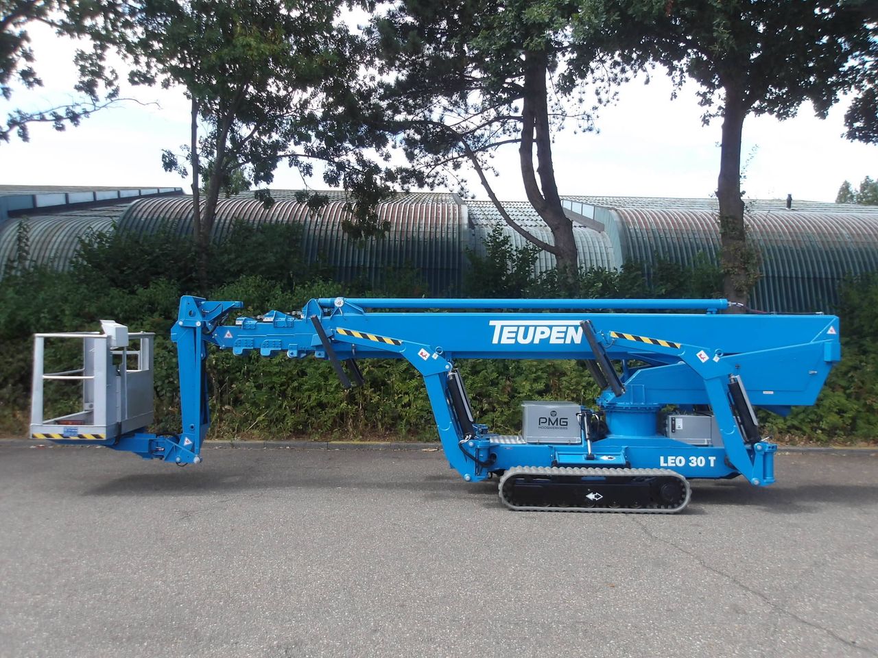 Tracked aerial platform Teupen Leo30T 2011