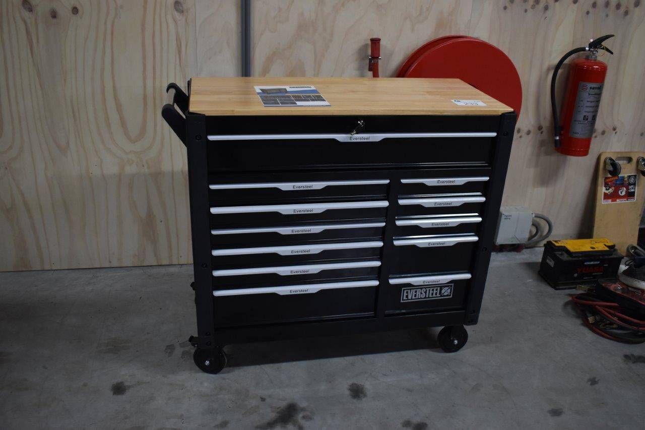 Eversteel tool cabinet with filled drawers New