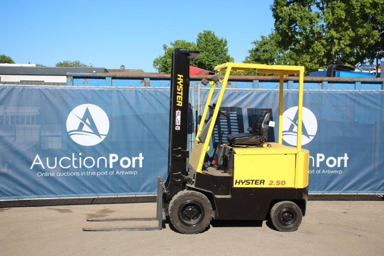 Carrello elevatore elettrico Hyster J2.50XL, portata 2500 kg, altezza di sollevamento 3,8 m, anno 1992.