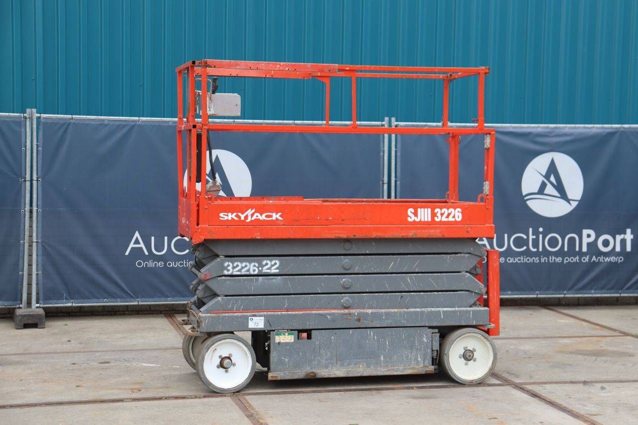 Piattaforma aerea elettrica a forbice Skyjack SJIII-3226, portata 227 kg, altezza 9,9 m, anno 2009.