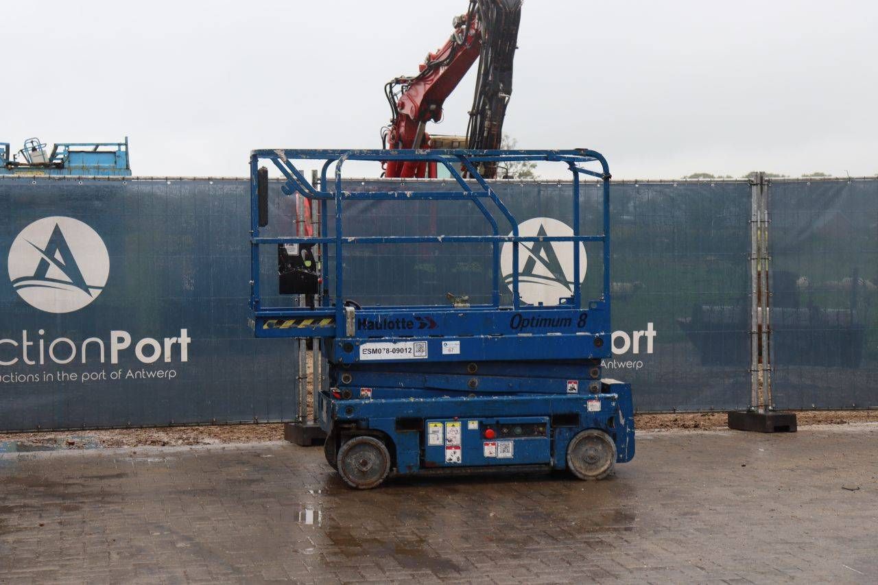 Piattaforma elevatrice a forbice elettrica Pinguely-Haulette Optimum 8, portata 230 kg, altezza 7,7 m, anno 2008.