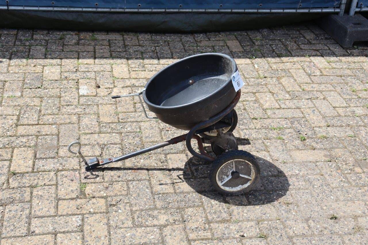 Fertilizer spreader
