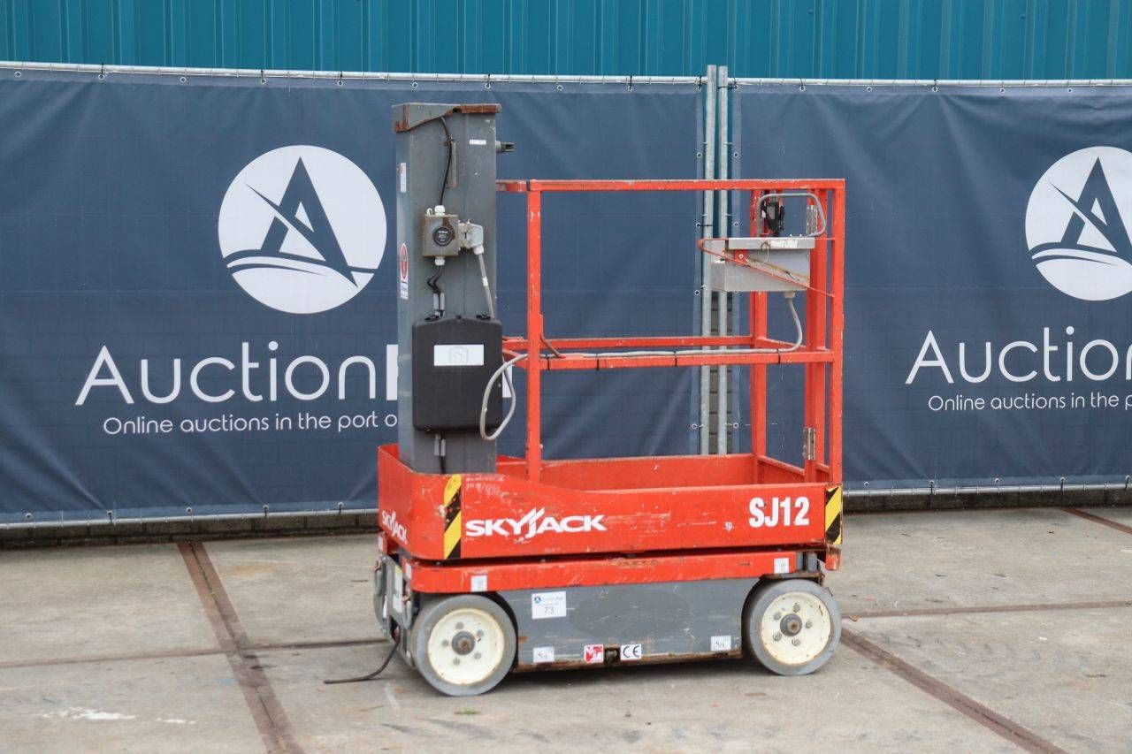 Piattaforma aerea elettrica Skyjack SJ12, portata 227 kg, altezza 5,6 m, anno 2013.