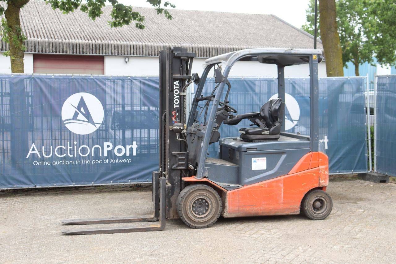 Carrello elevatore elettrico Toyota 8FBMKT25, portata 2500 kg, altezza di sollevamento 4,7 m, anno 2016.