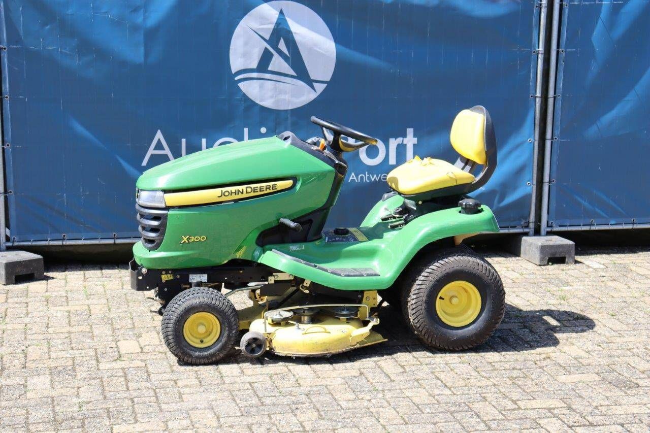 Riding mower John Deere X300 Petrol