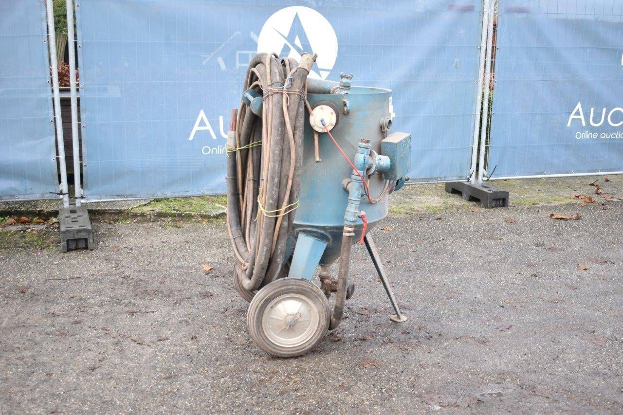 Sandblasting machine