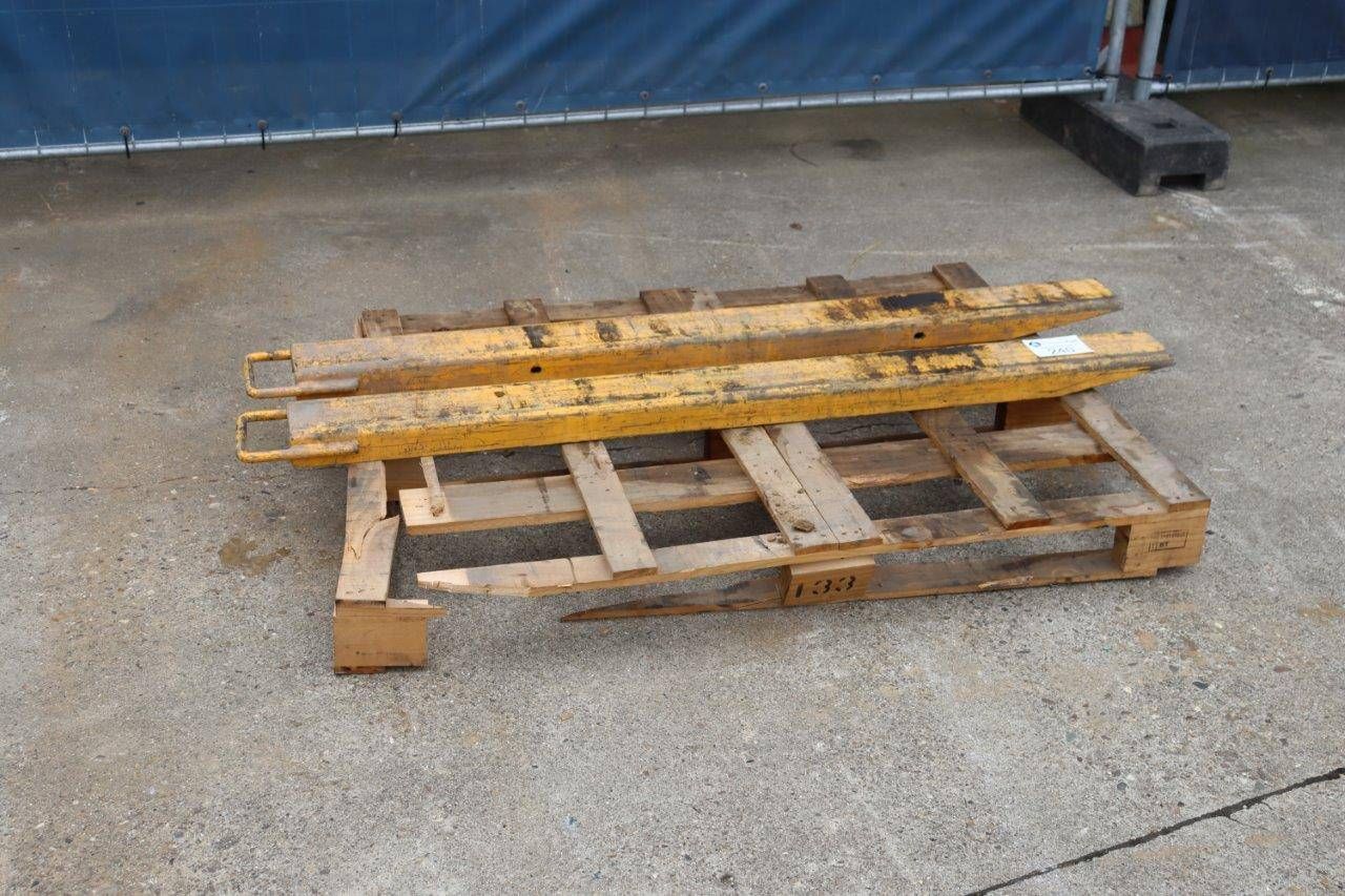 Set of forklift extension forks