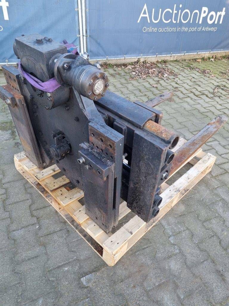 Rotating fork carriage