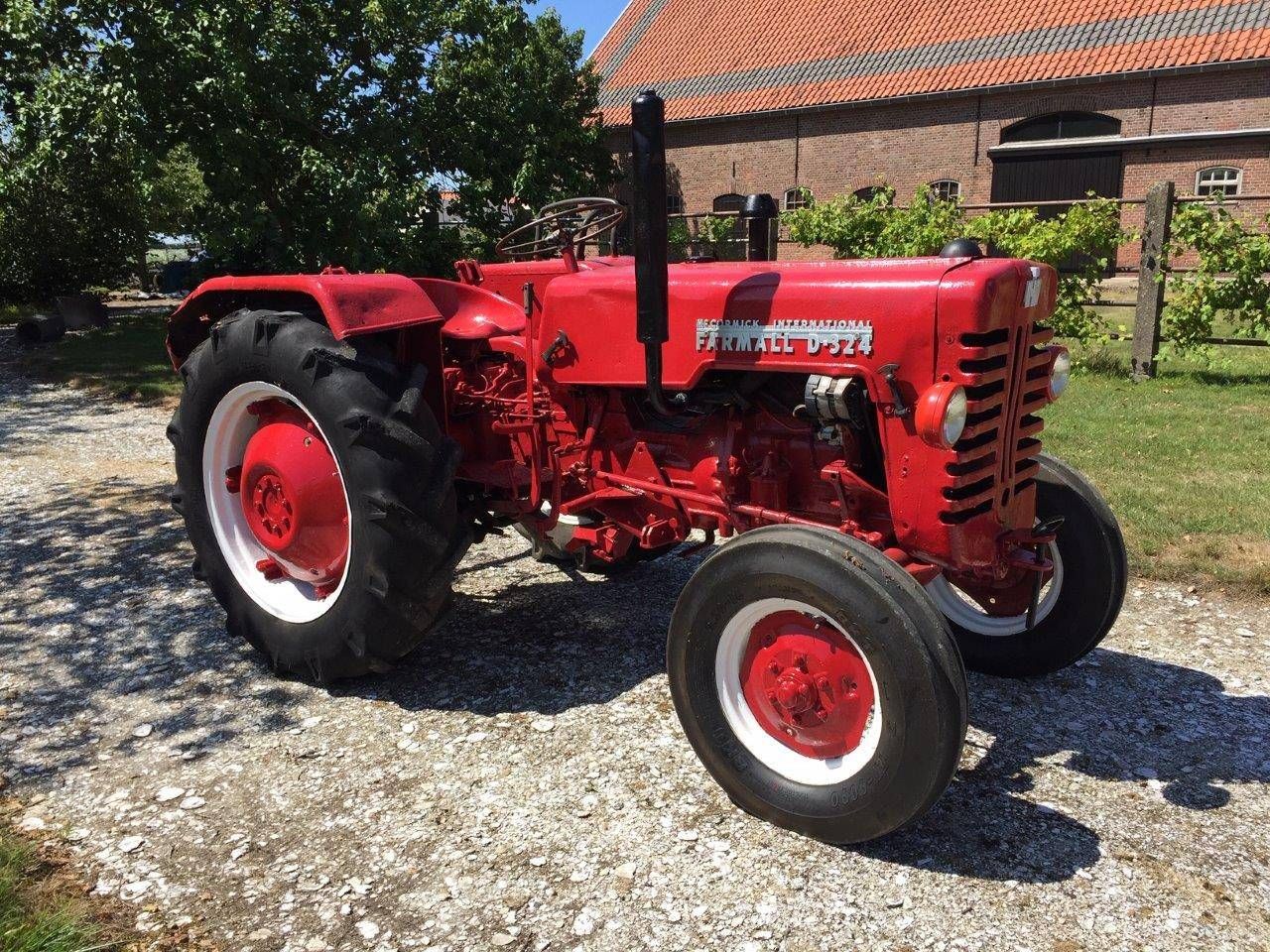 Oldtimer tractor Farmall D-324 Diesel 24hp (Margin)