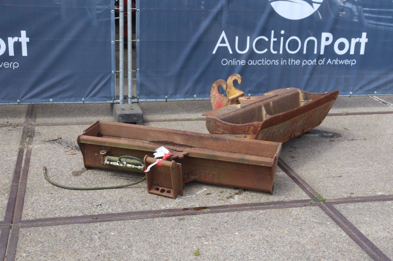Set of excavator buckets