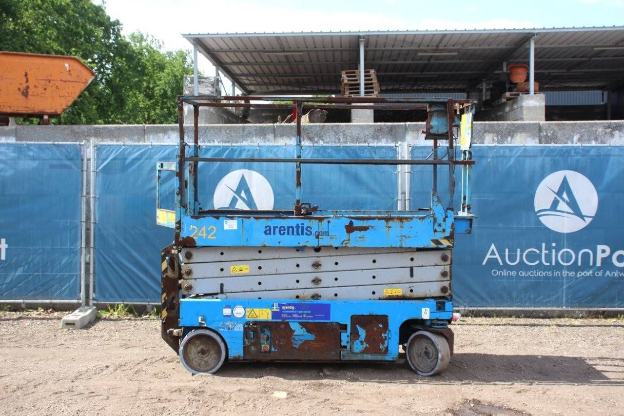 Scissor Lift Genie Electric + Diesel 2010