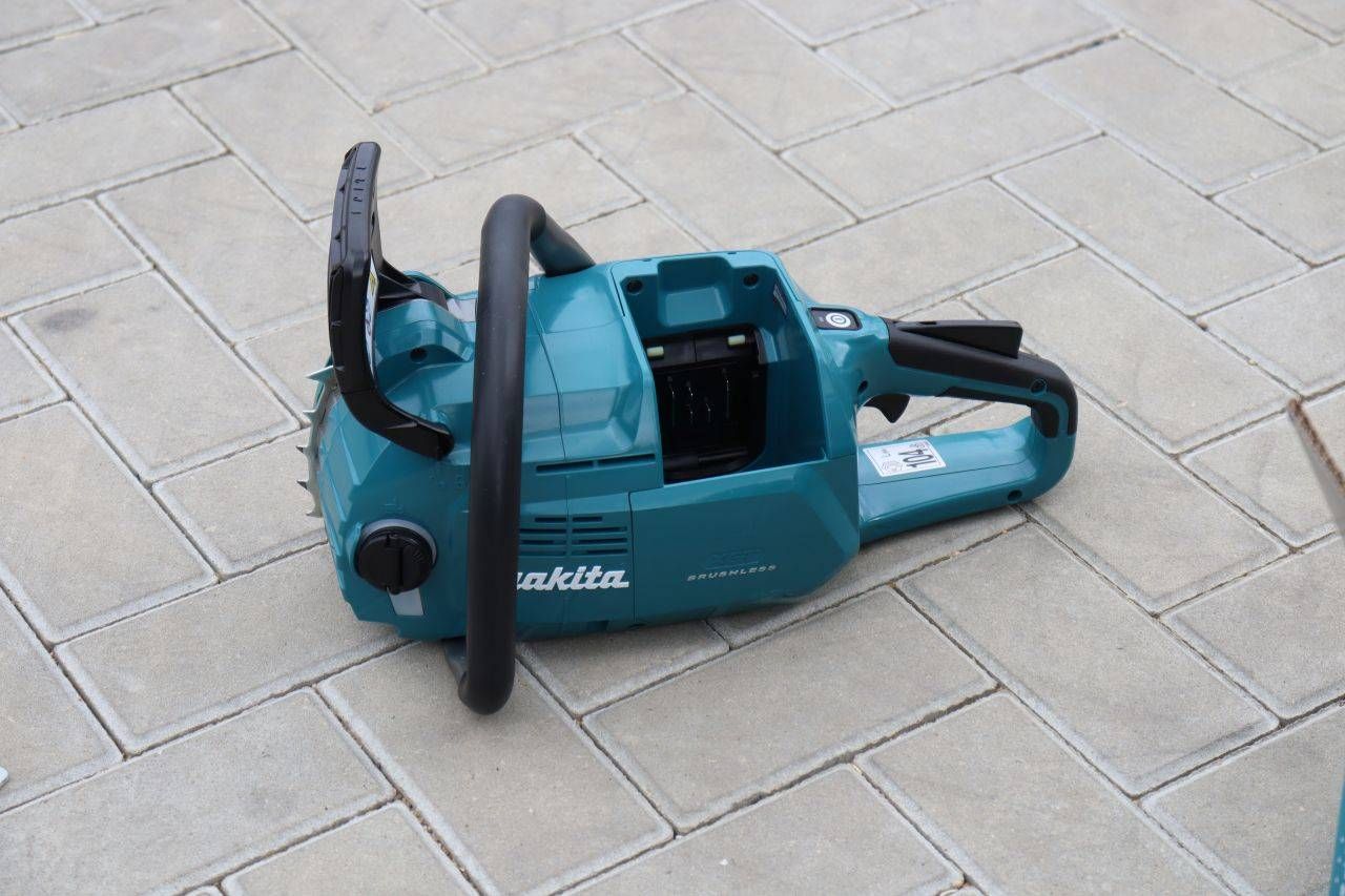Motosserra sem fio Makita UC011GZ 40V na caixa nova