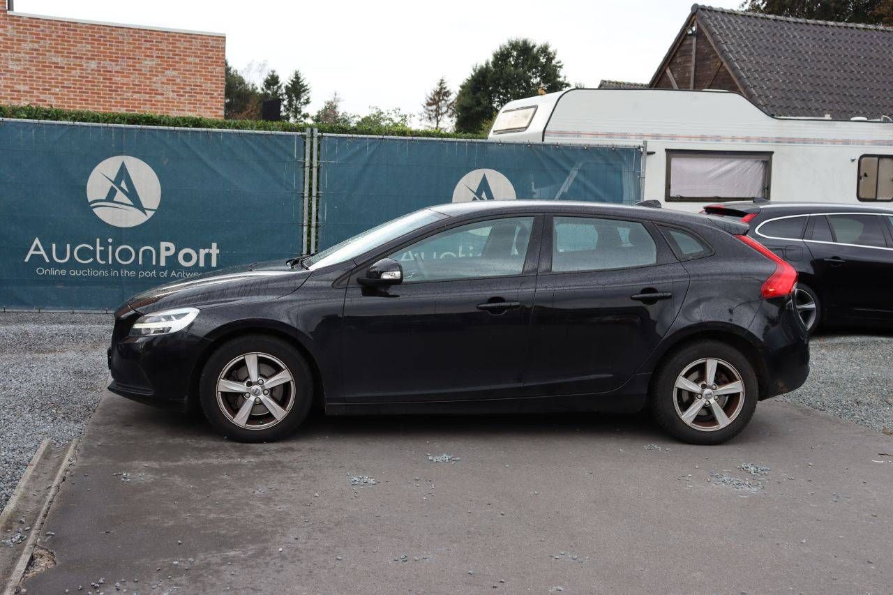 Volvo V40 Petrol 122hp Passenger Car 2018