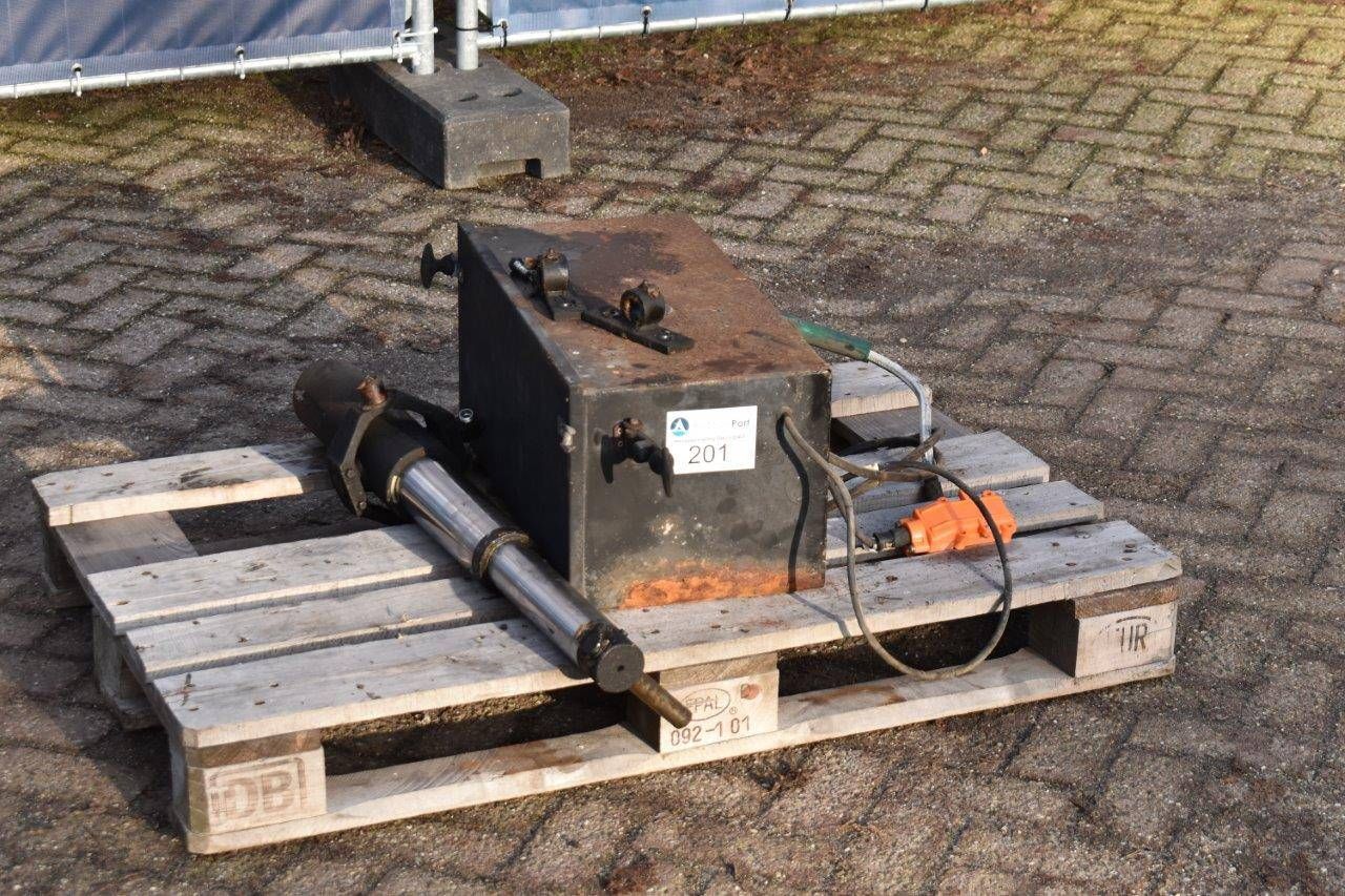 Hydraulic pump with cylinder for trailer