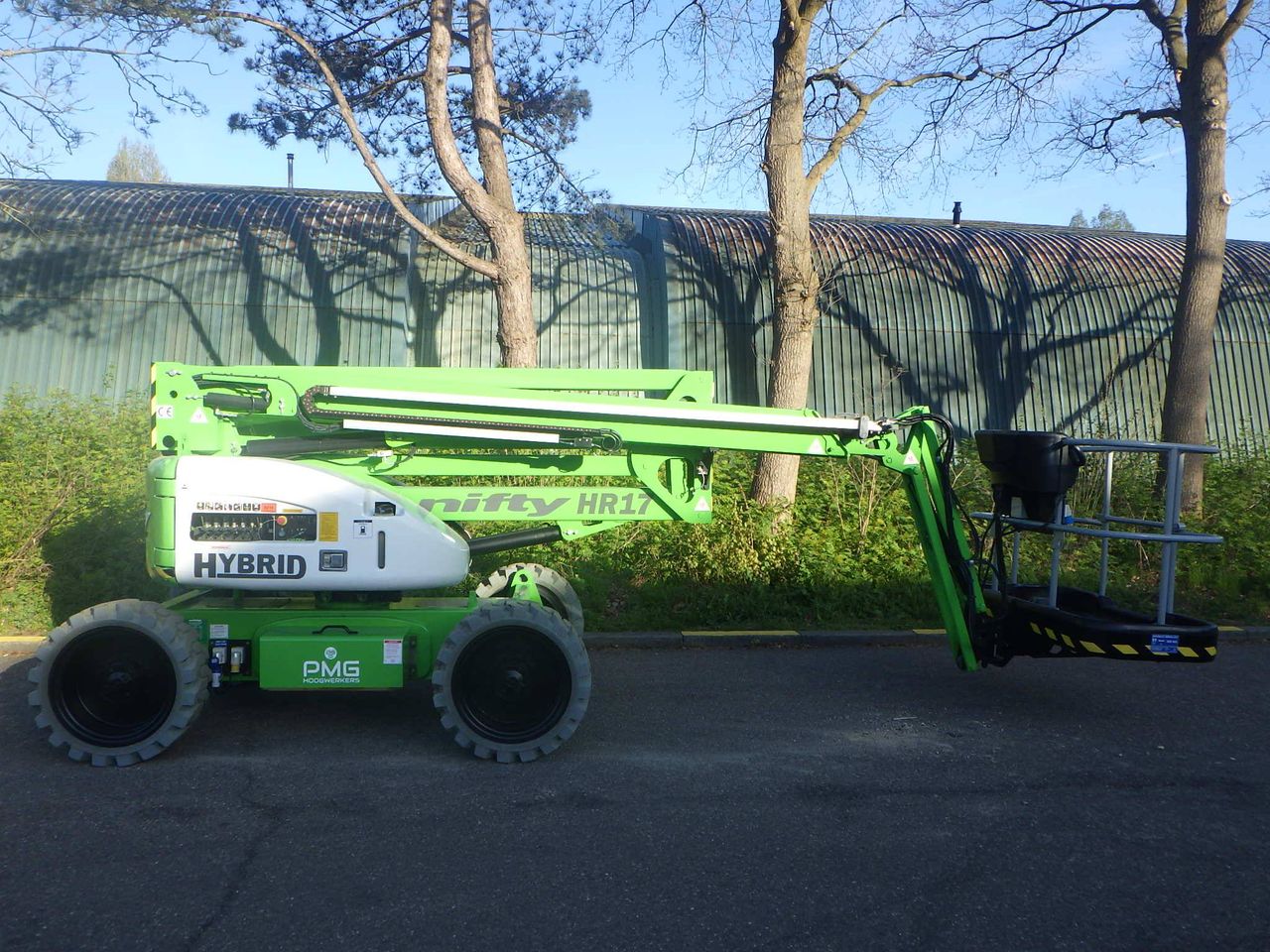 Nifty HR17Hybrid Bi-energy 17.20m articulated boom lift 2016