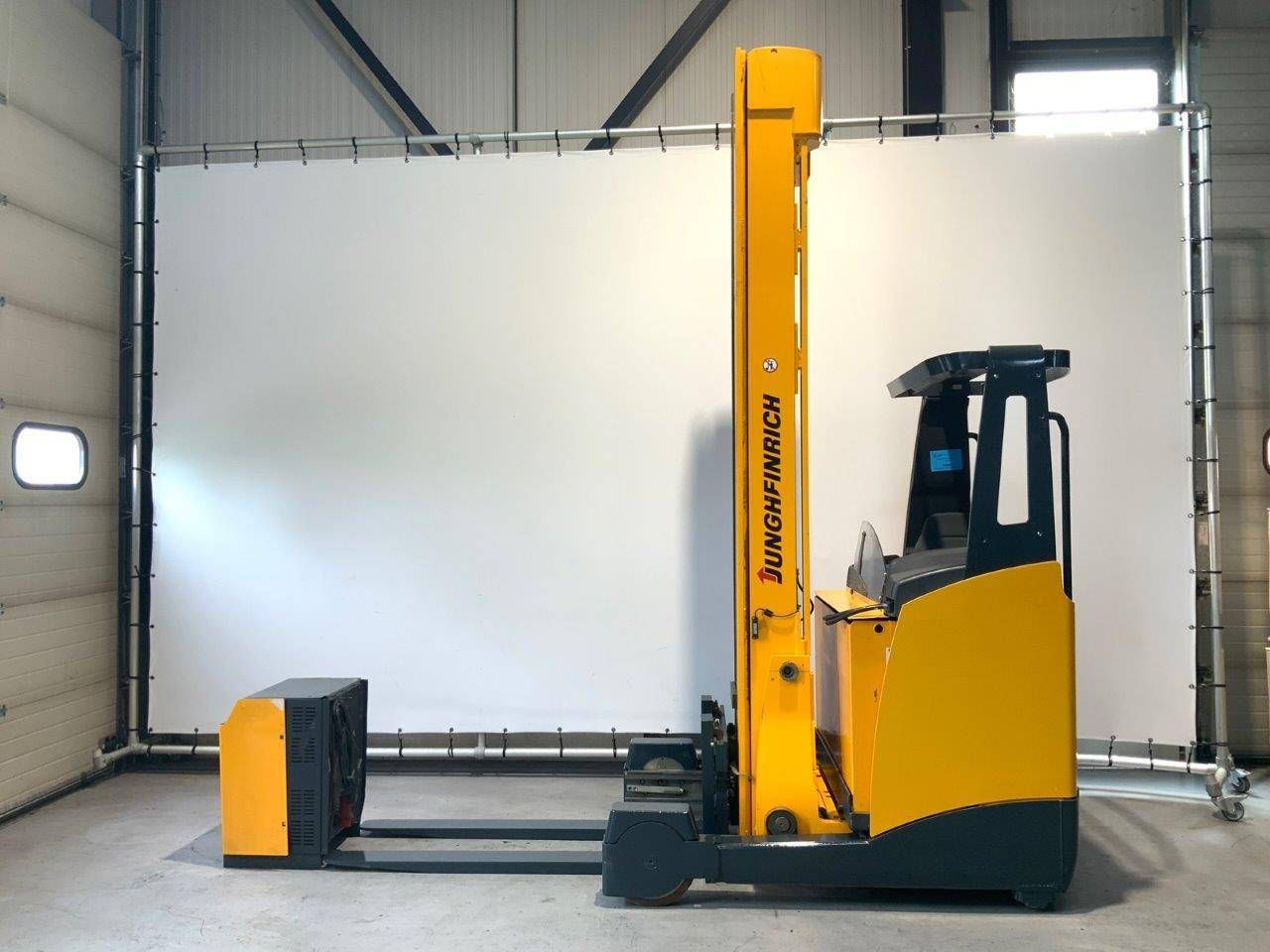Reach truck Jungheinrich ETV 320 Electric 2000kg 8.42m 2010