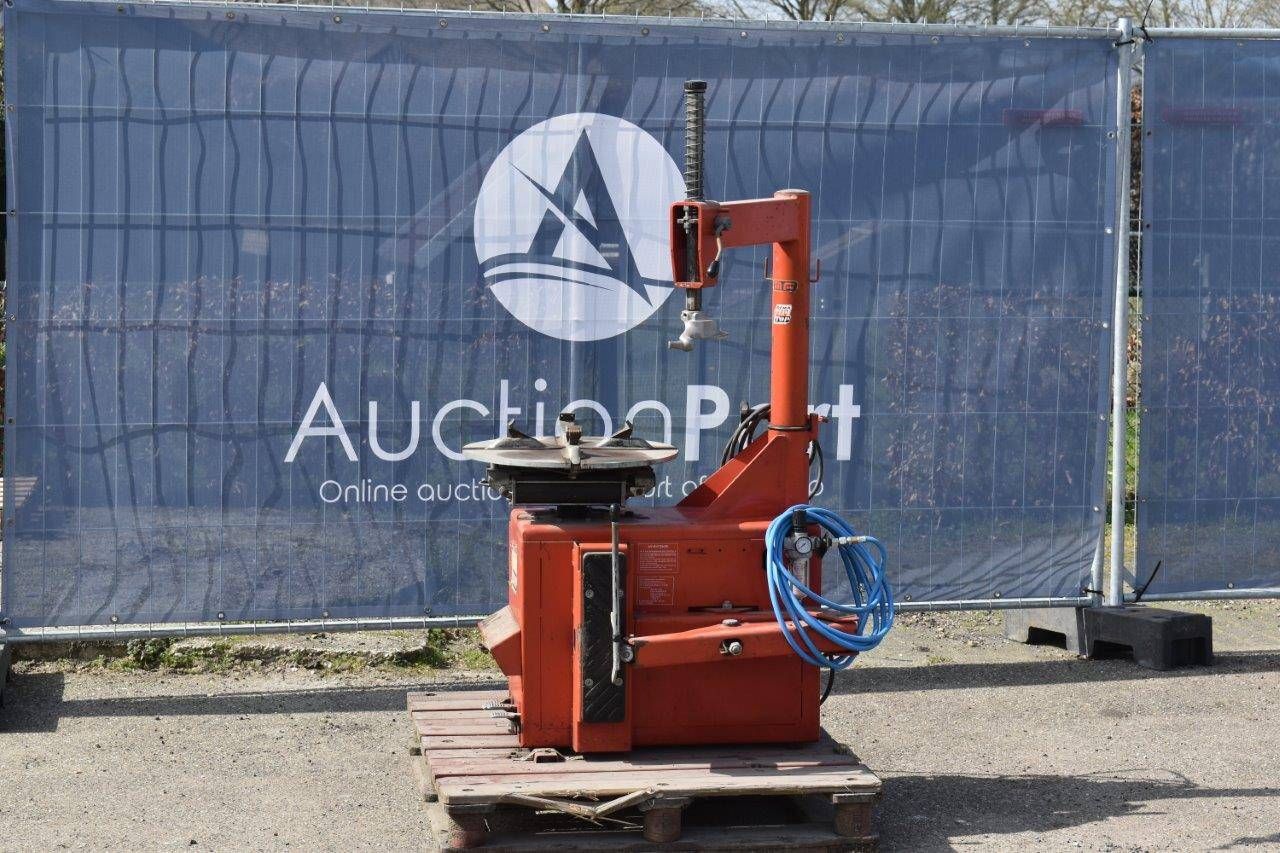 Tire changing machine Mondolfo Ferro P77