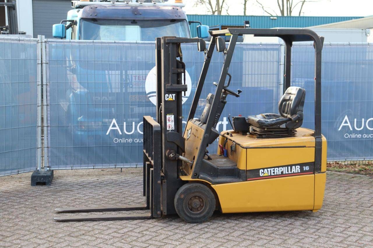 Carrello elevatore elettrico Caterpillar EP16KT, portata 1600 kg, altezza di sollevamento 4,3 m, anno 2001.