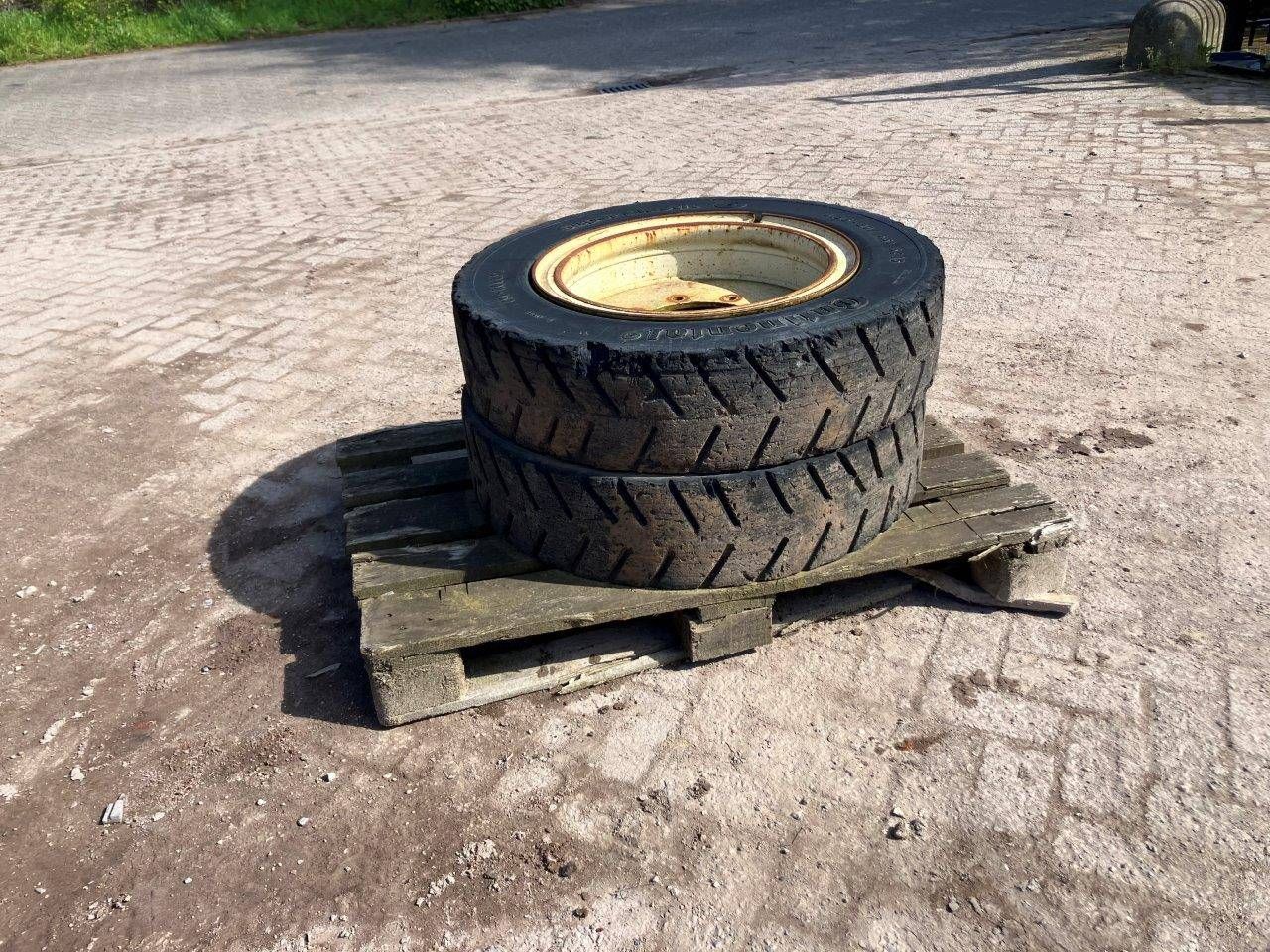 Set of Forklift tires Continental 8.25-20/6.50 from Manitou MSI25