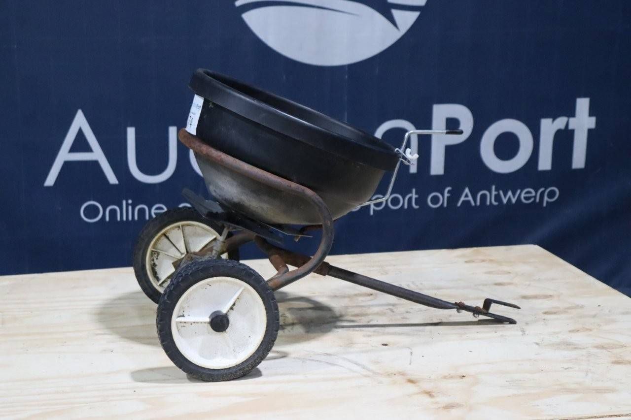 Fertilizer spreader