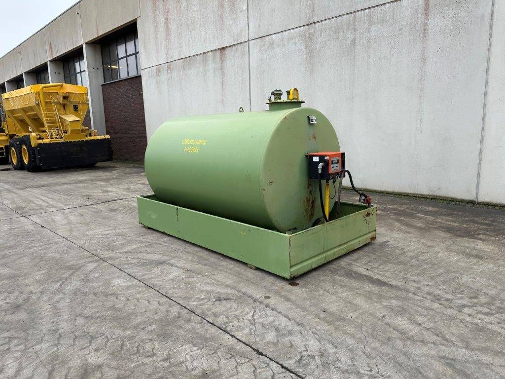 Fuel tank Emiliana Serbatoi TF9 5000L with pump